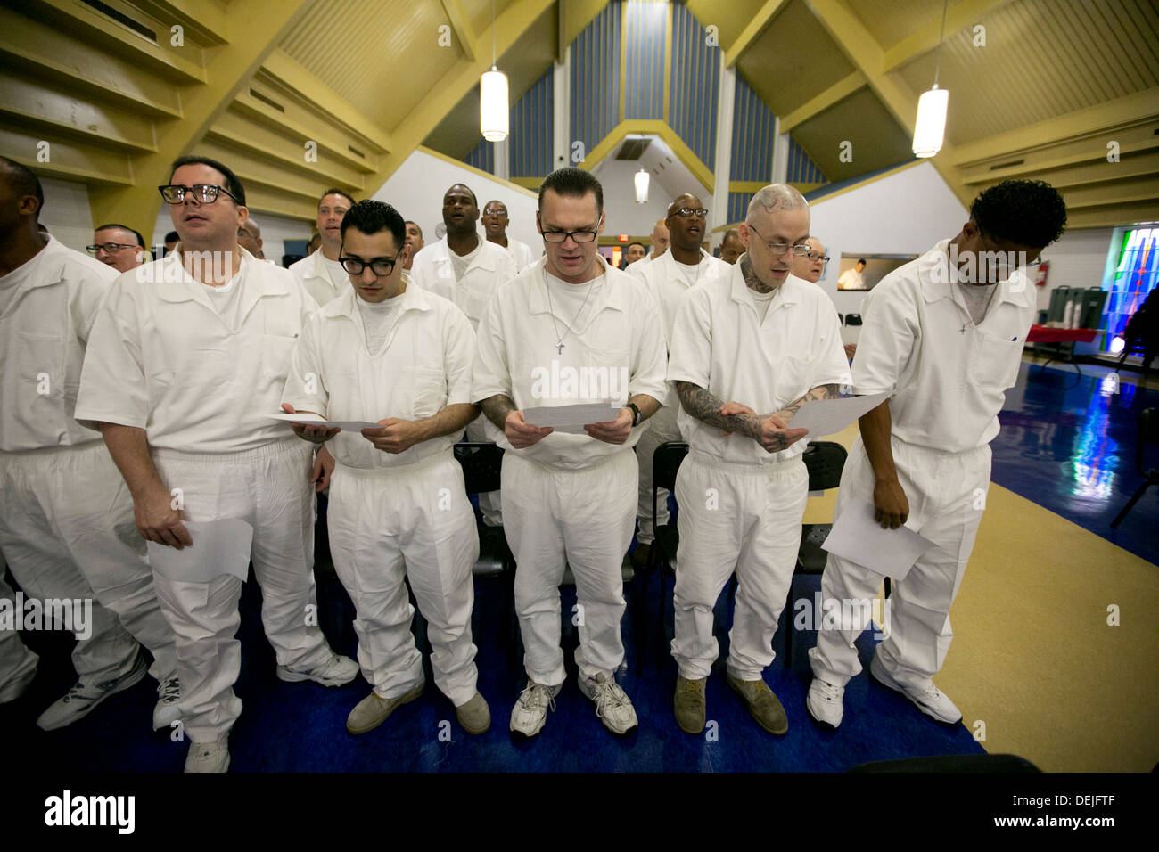 Priez pour les détenus, chanter et écouter lors de conférences à la cérémonie de collation de prison à sécurité maximale près de Houston, Texas Banque D'Images