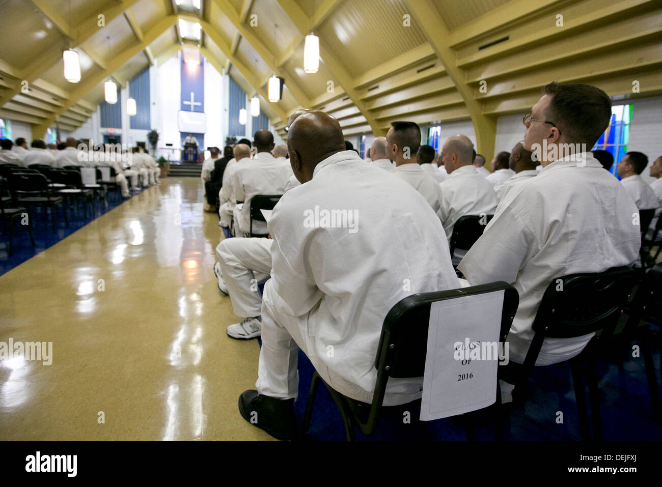 Priez pour les détenus, chanter et écouter lors de conférences à la cérémonie de collation de prison à sécurité maximale près de Houston, Texas Banque D'Images