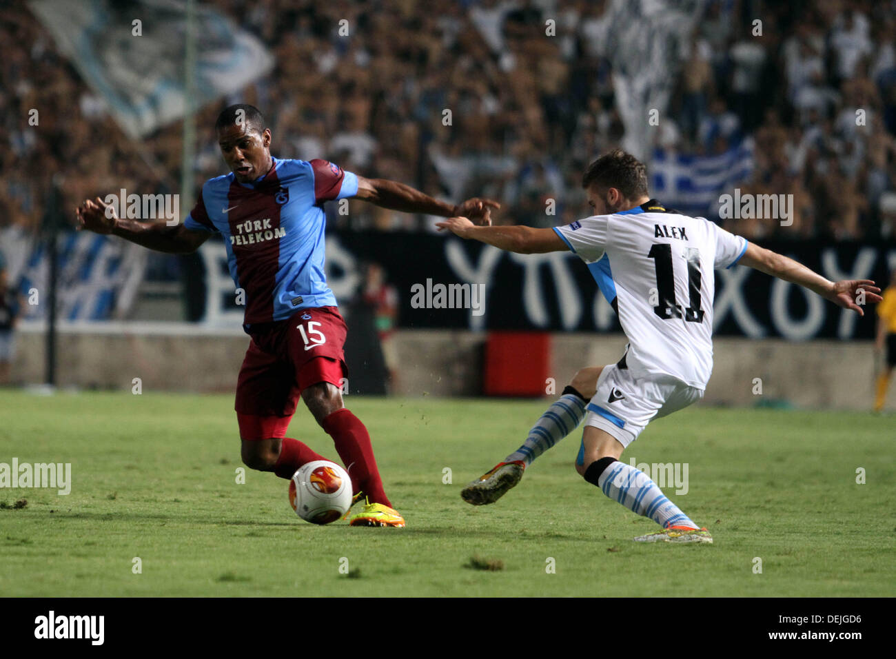 Limassol, Chypre. 19e Août, 2013. Apollon Limassol player Alexandros Konstantinou et Trabzonsport joueur comme Alessandra Bianchi Florent lutte pour la balle au cours de l'UEFA Europa League au stade Gsp sur septembre 19,2013 : Yiannis Kourtoglou Crédit/Alamy Live News Banque D'Images