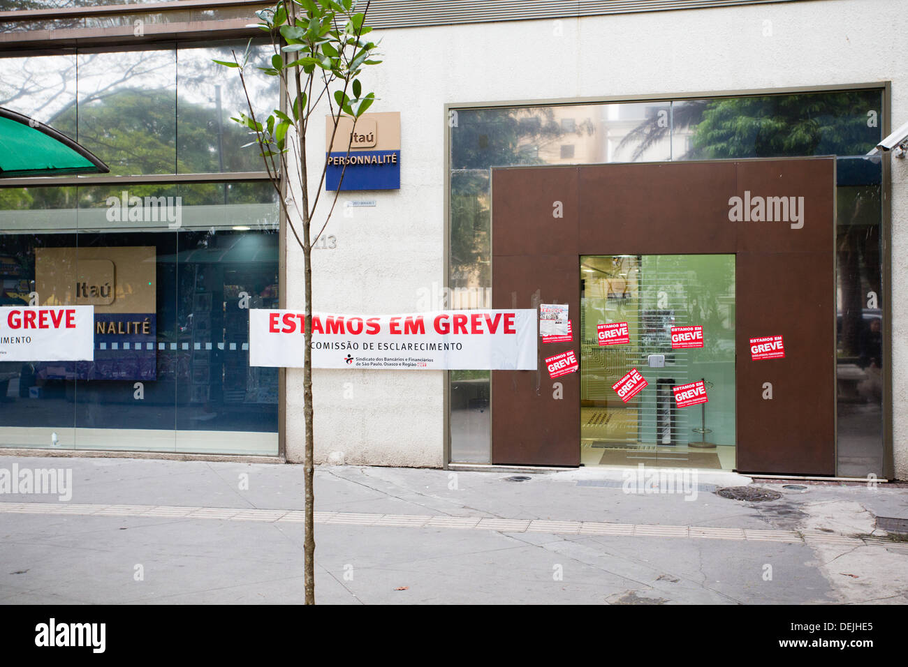 SAO PAULO, BRÉSIL, le 19 août, 2013. Les travailleurs de la banque brésilienne de lancer une grève nationale d'augmentation de salaire. "Nous sommes en grève' signe collé à l'avant de nombreuses fenêtres de succursales bancaires locales sont vu près de l'avenue Paulista. © Andre M. Chang/Alamy Live News Banque D'Images