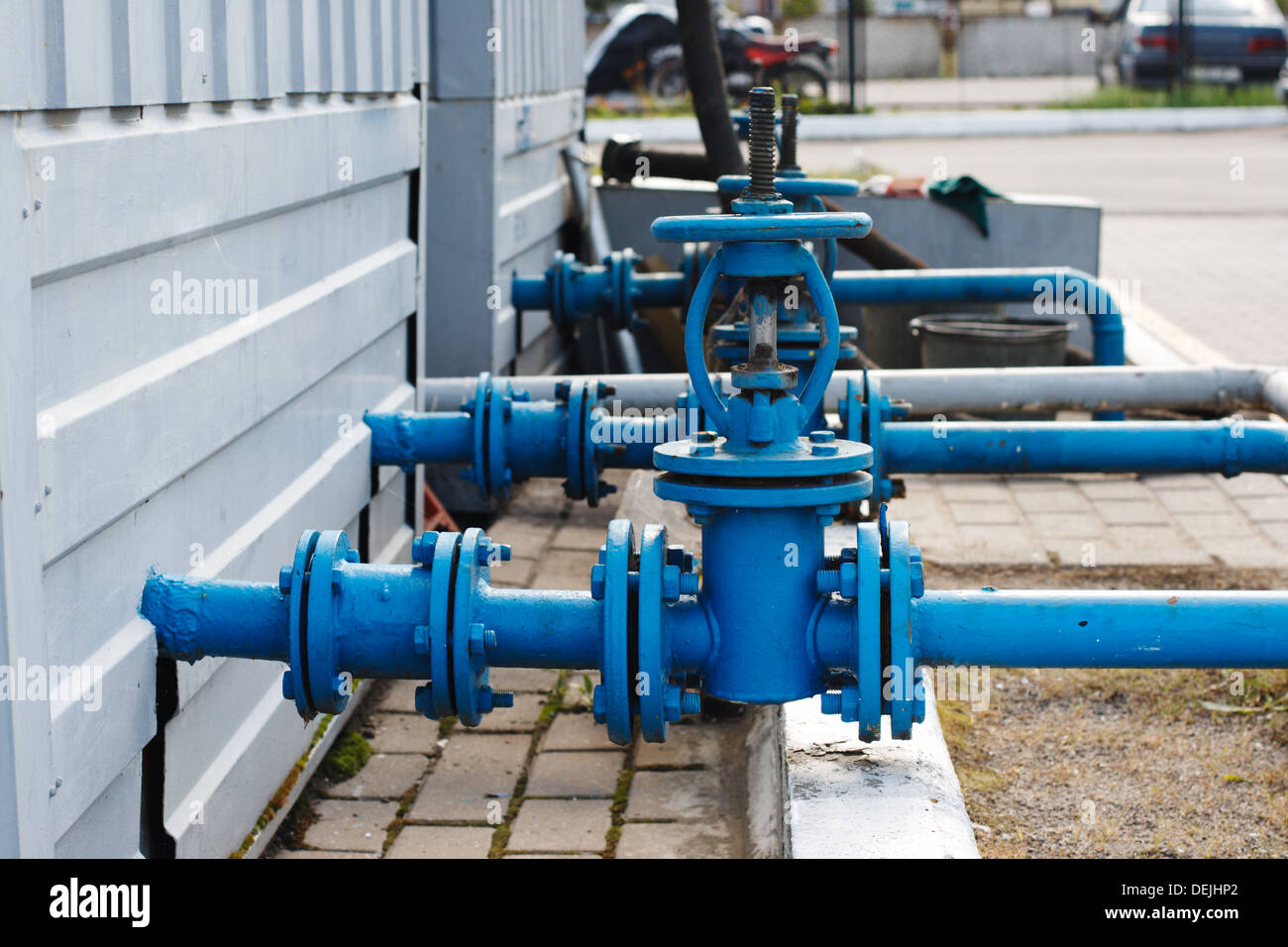 Deux pipelines industriels bleu et anciens Banque D'Images