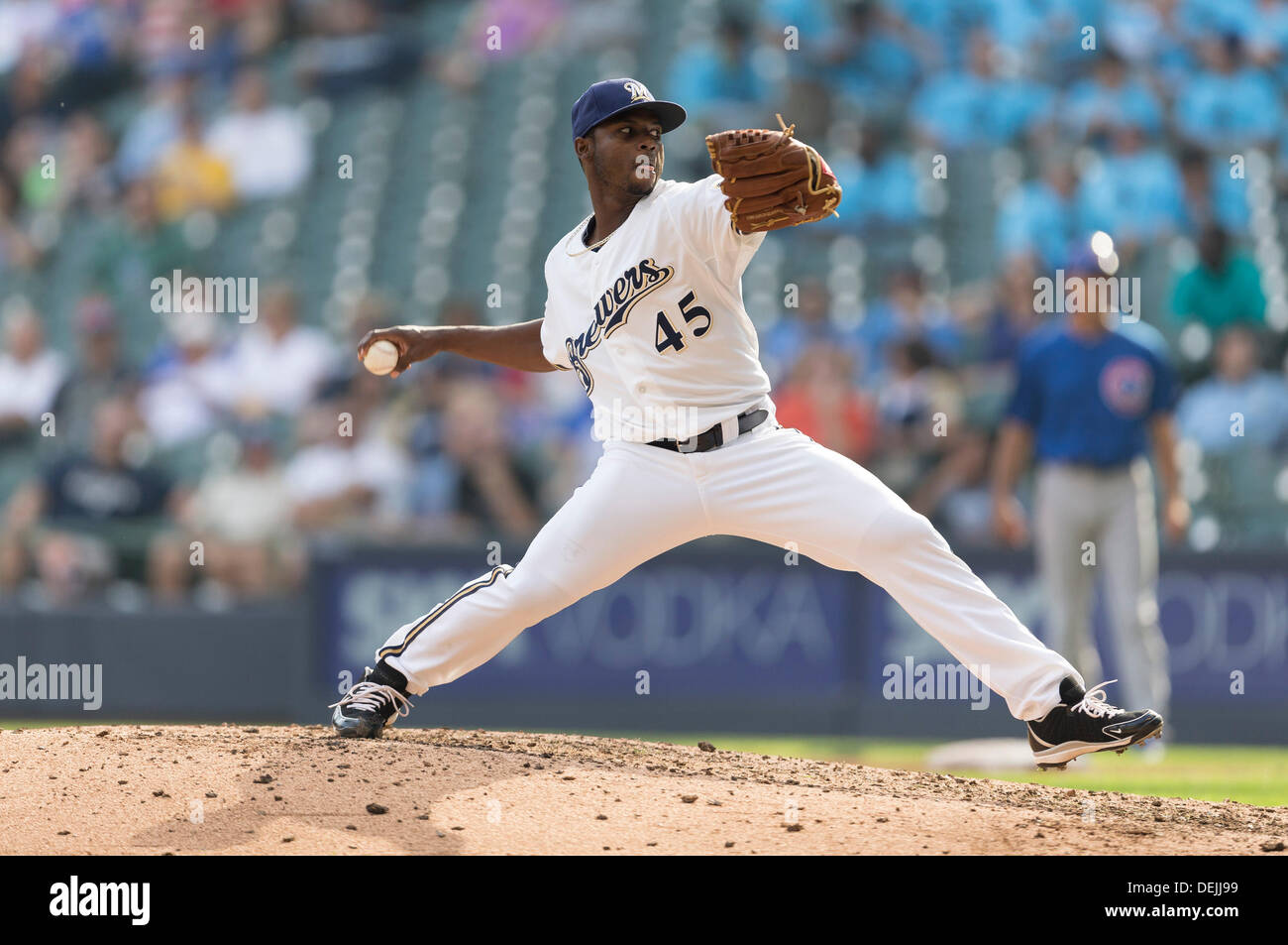 19 septembre 2013 - Milwaukee, Wisconsin, États-Unis d'Amérique - Septembre 19th, 2013 : Milwaukee Brewers lanceur droitier Alfredo Figaro # 45 emplacements en relief au cours de la partie de baseball de ligue majeure entre les Milwaukee Brewers et les Cubs de Chicago au Miller Park de Milwaukee, WI. Les Brasseurs de plomb Cubs 5-1 dans la 9e manche. John Fisher/CSM Banque D'Images