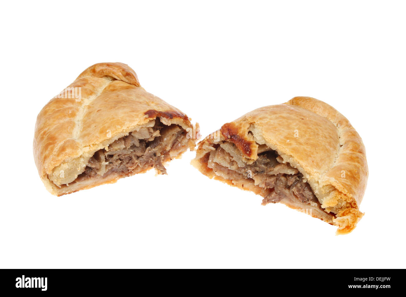 Cornish pasty coupé en deux moitiés montrant le remplissage de viande et de légumes blanc isolé contre Banque D'Images