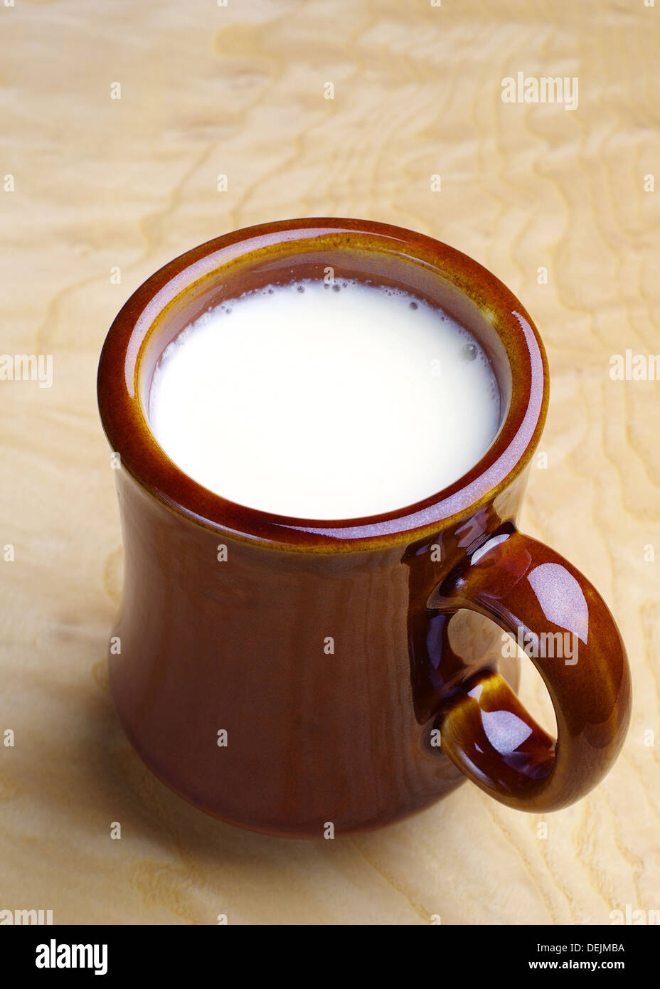 Mug of milk Banque de photographies et d'images à haute résolution - Alamy