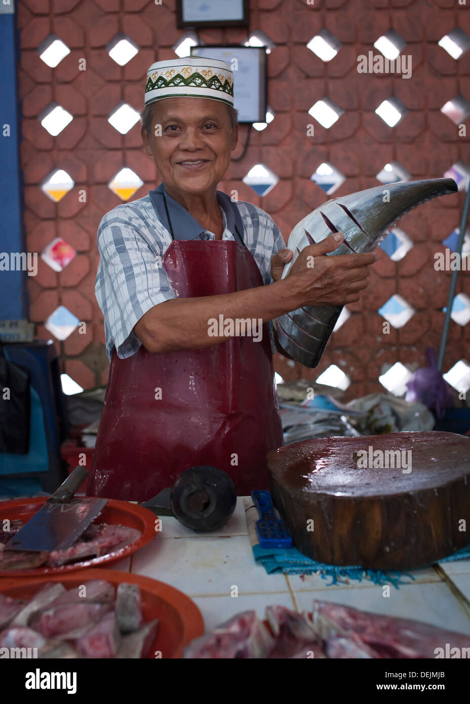 L'homme d'Asie dans le marché du poisson frais, Labuan Banque D'Images