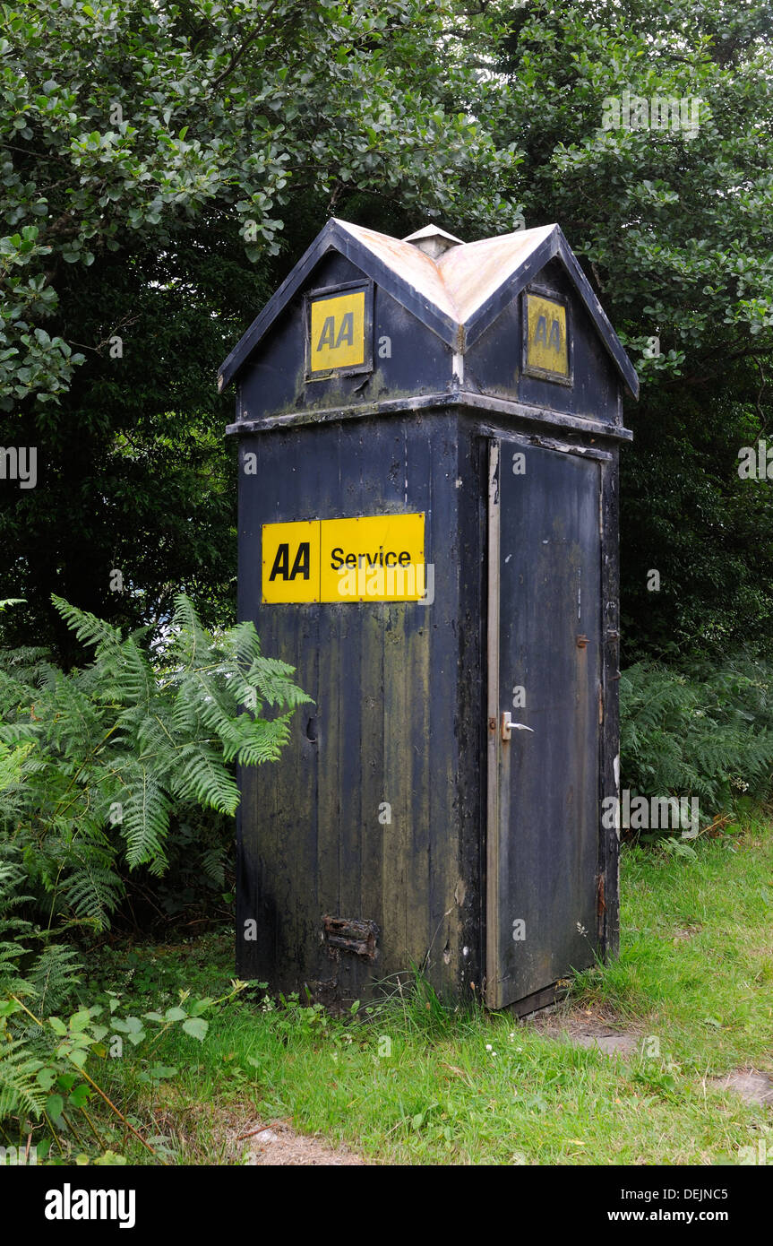 C'est une vieille UK, Automobile Association, kiosque de téléphone d'urgence. Banque D'Images