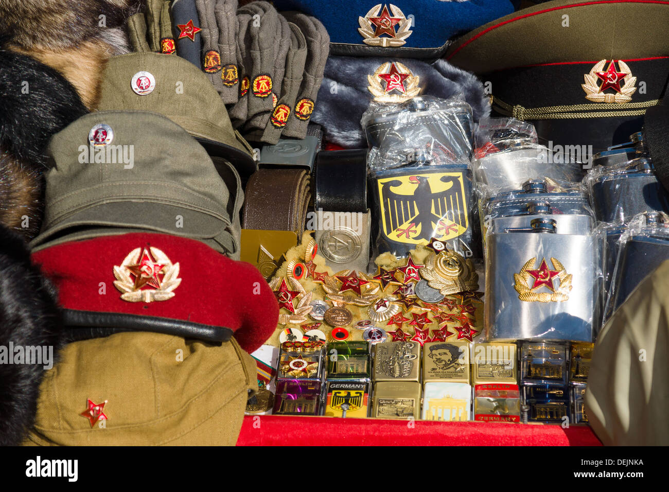 Le commerce des marchandises avec divers attributs militaires de la RDA et l'Union soviétique. Berlin Banque D'Images