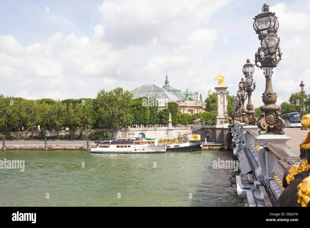 Vue sur la Seine et le Pont Alexandre III pont avec des Bateaux Mouches et le Grand Palais à Paris, France Banque D'Images
