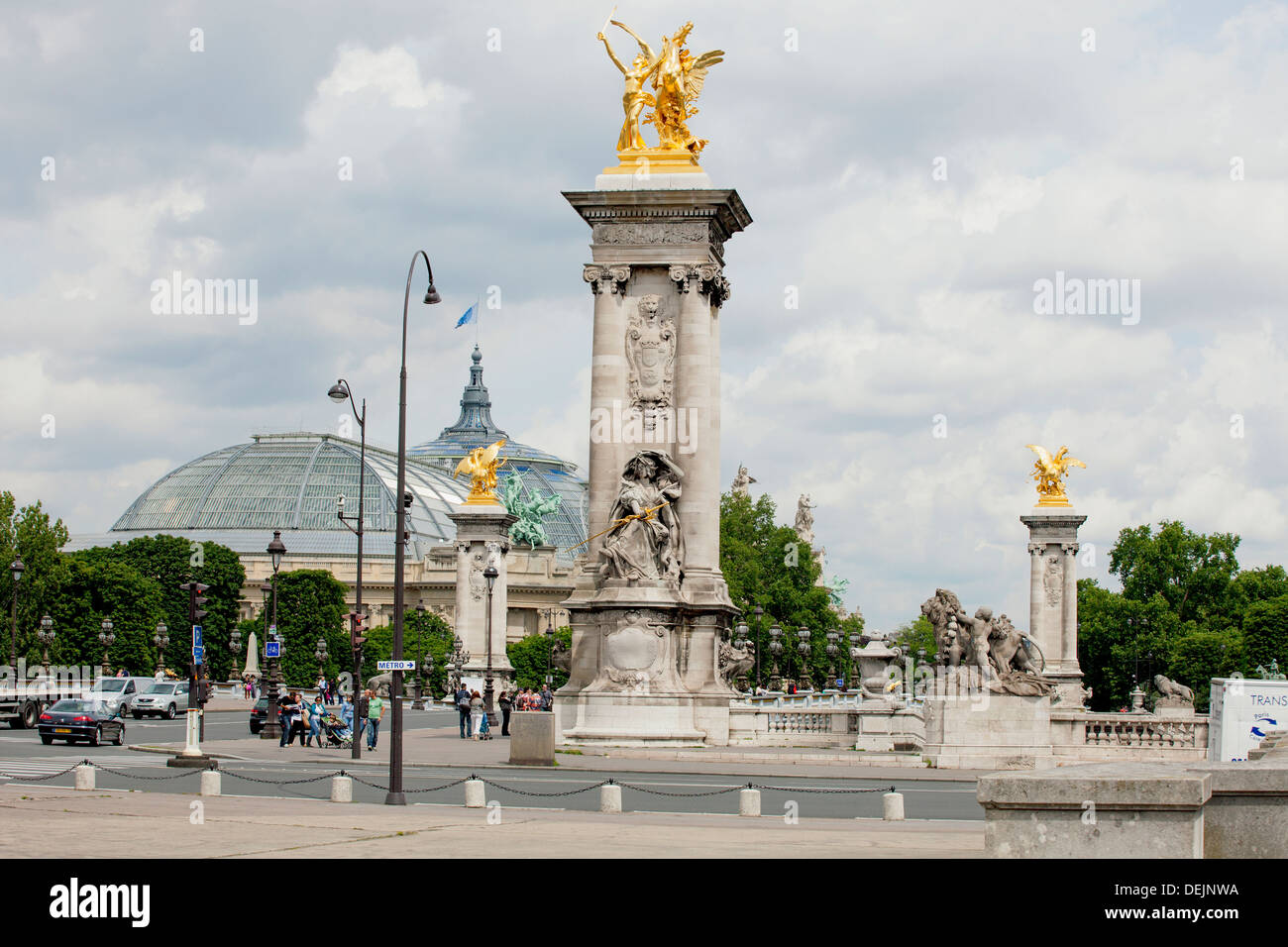 Cours La Reine - une rue animée le long de la Seine reliant le Pont Alexandre III pont avec le Grand Palais à Paris France Banque D'Images