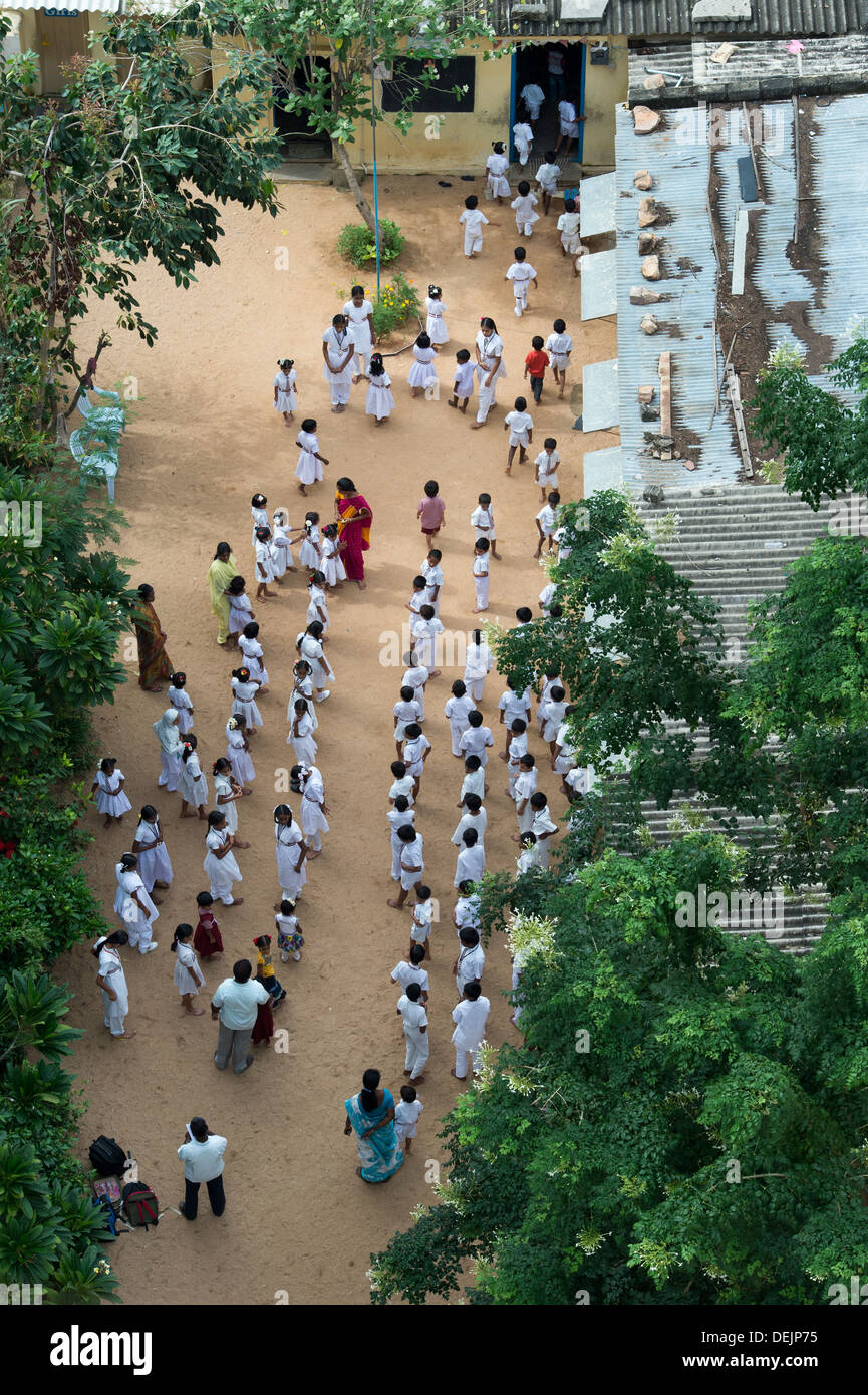 Regardant vers le bas sur un Indien moyen anglais scolaire et scolaire des enfants. Puttaparthi, Andhra Pradesh, Inde Banque D'Images