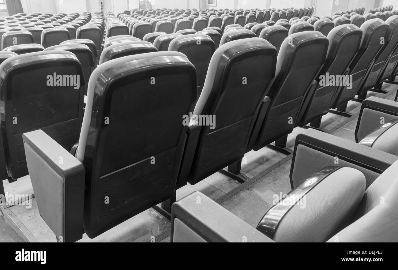 Présentation de l'hôtel de vide avec des fauteuils rouge Banque D'Images