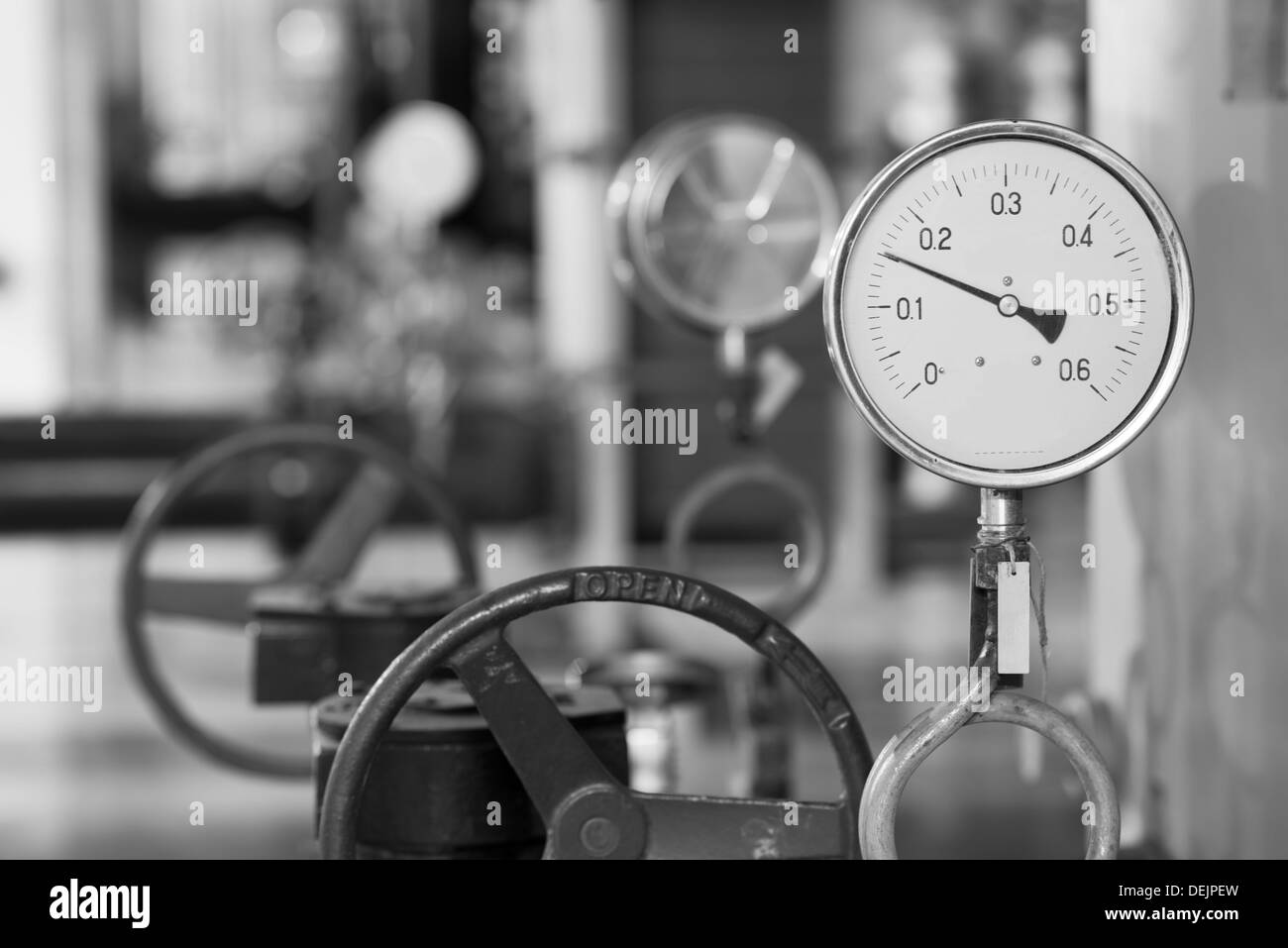 Thermomètre industriel dans la chaufferie Banque D'Images