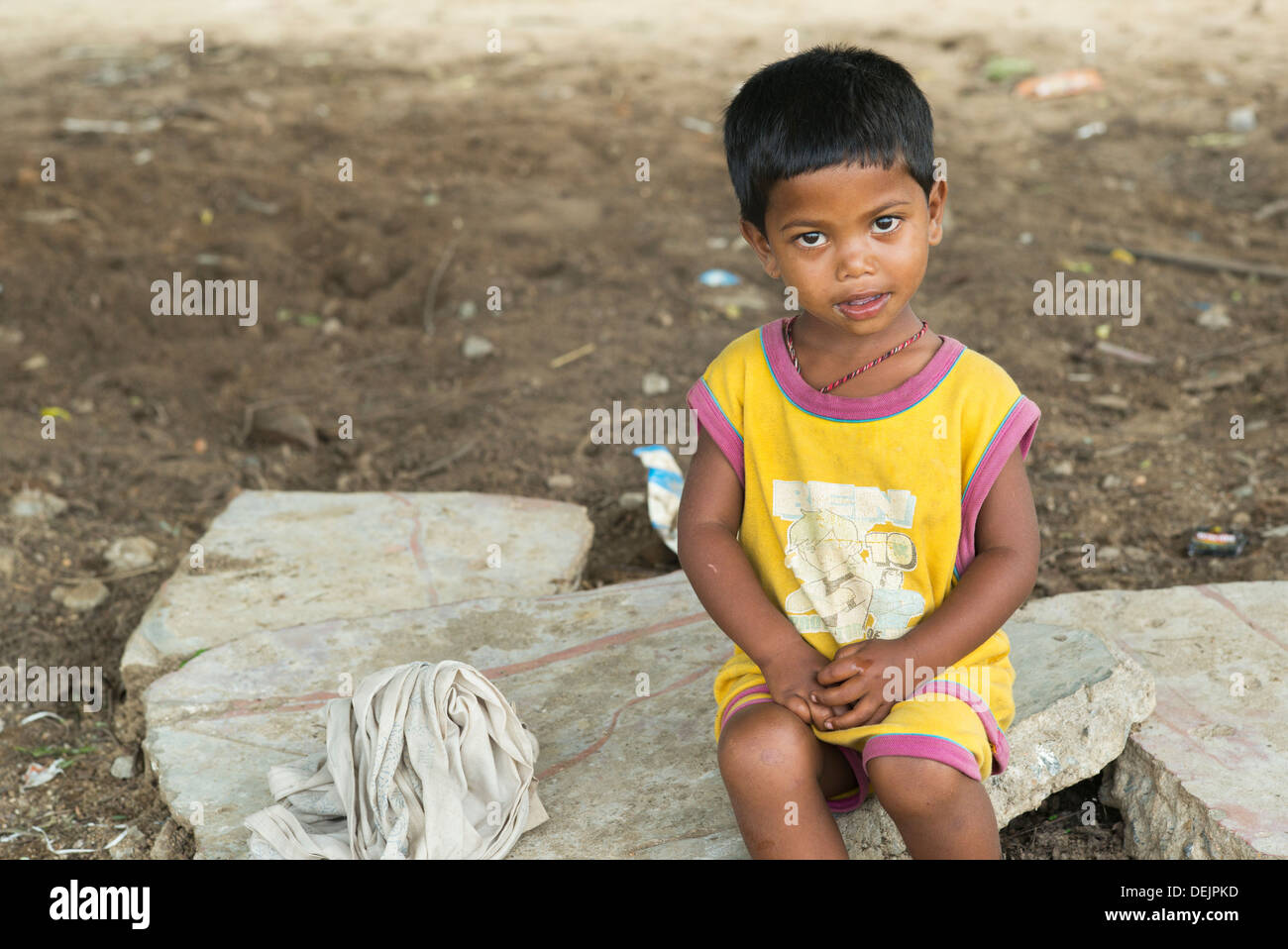 De basse caste indienne pauvre garçon. L'Andhra Pradesh, Inde Banque D'Images