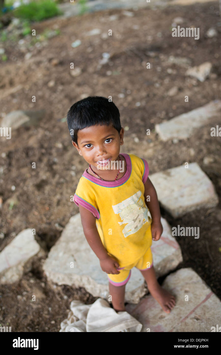 De basse caste indienne pauvre garçon. L'Andhra Pradesh, Inde Banque D'Images