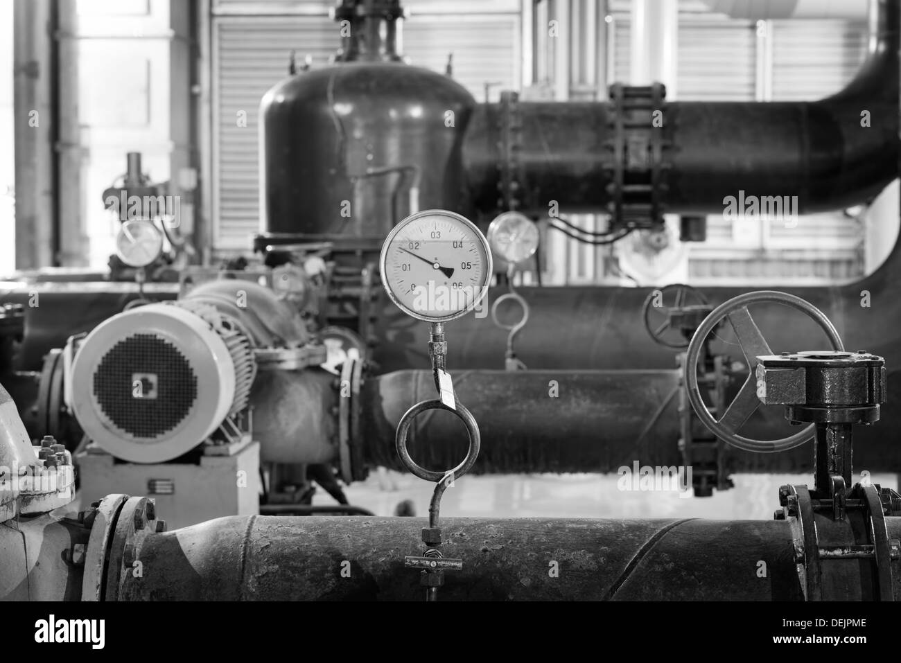 Thermomètre industriel dans la chaufferie Banque D'Images