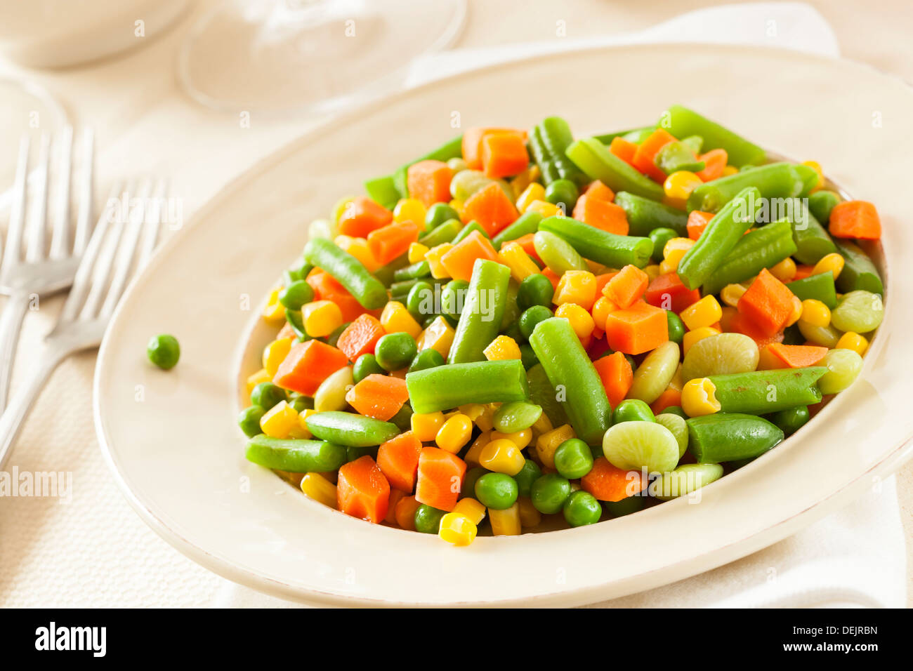 De légumes biologiques à la vapeur Medly avec pois, maïs, haricots, carottes et Banque D'Images
