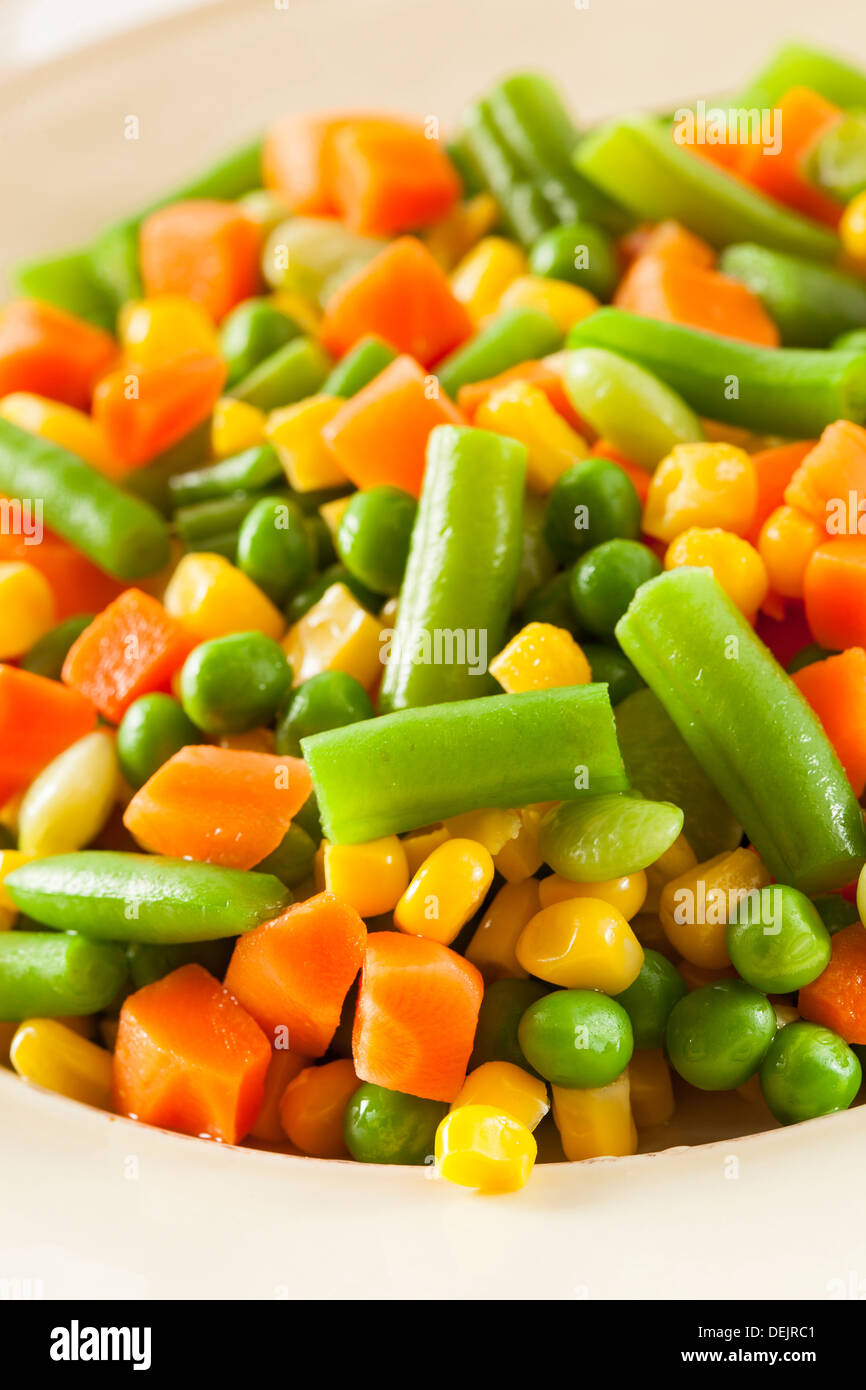 De légumes biologiques à la vapeur Medly avec pois, maïs, haricots, carottes et Banque D'Images