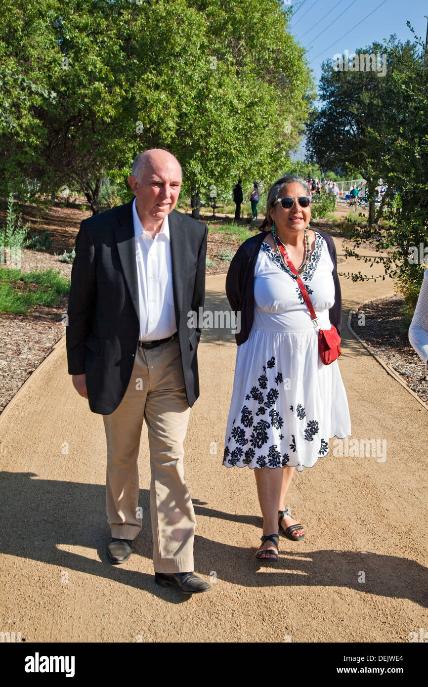 Lewis MacAdams et Marie Rodriguez, Councilmember Tom LaBonge sous-champ. La cérémonie d'ouverture de Sunnynook River Park Banque D'Images