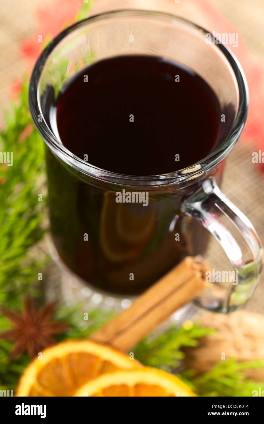 Vin chaud aux épices et evergreen (Selective Focus, Focus sur la jante avant de la vitre) Banque D'Images