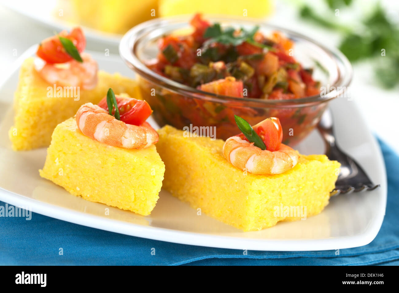 Tranches de polenta aux crevettes et tomate cerise accompagné de hogao, un Colombien sauce de tomate, oignon et coriandre Banque D'Images