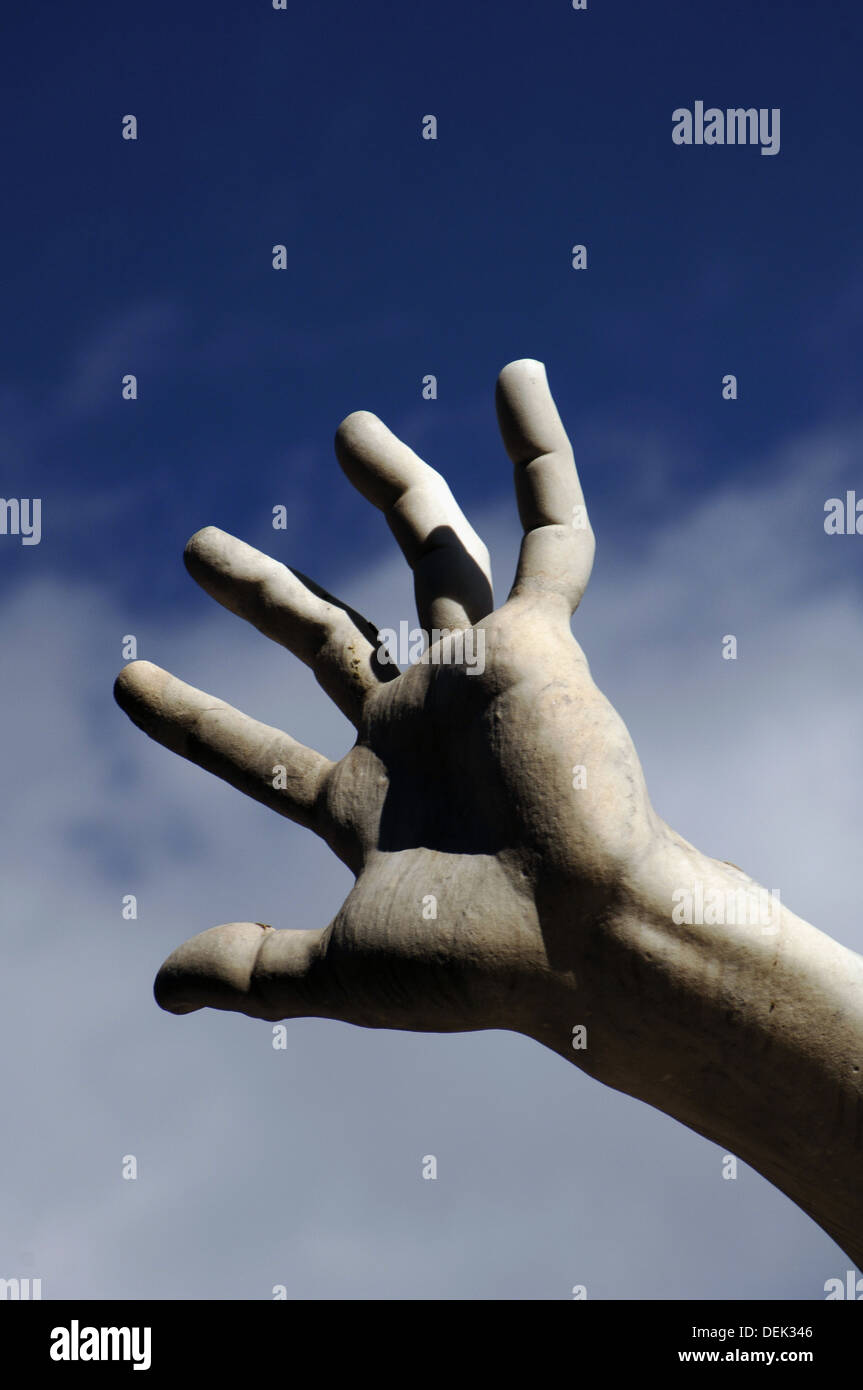 L'Italie. Rome. Fontaine des Quatre Fleuves, 1651, par Gian Lorenzo Bernini (1598-1680). Le dieu-fleuve Rio de la Plata. Détail. La main. Banque D'Images