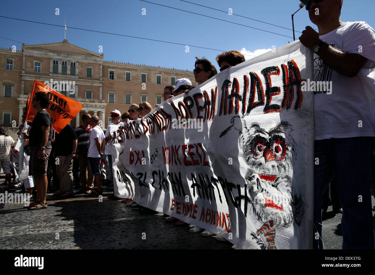 Athènes, Grèce. 18 sept., 2013. Les enseignants grecs protestent contre les licenciements devant le Parlement à Athènes. Dpa : Crédit photo alliance/Alamy Live News Banque D'Images