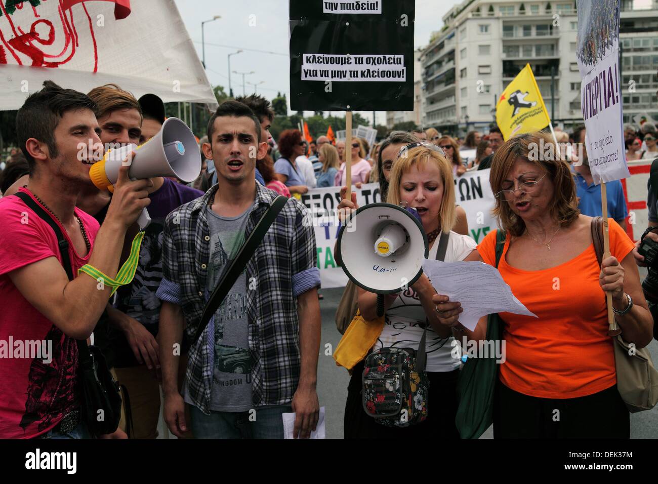 Griechische Lehrer mit Schülern protestieren gegen Sparmassnahmen im Bildungssektor à Athènes. Banque D'Images