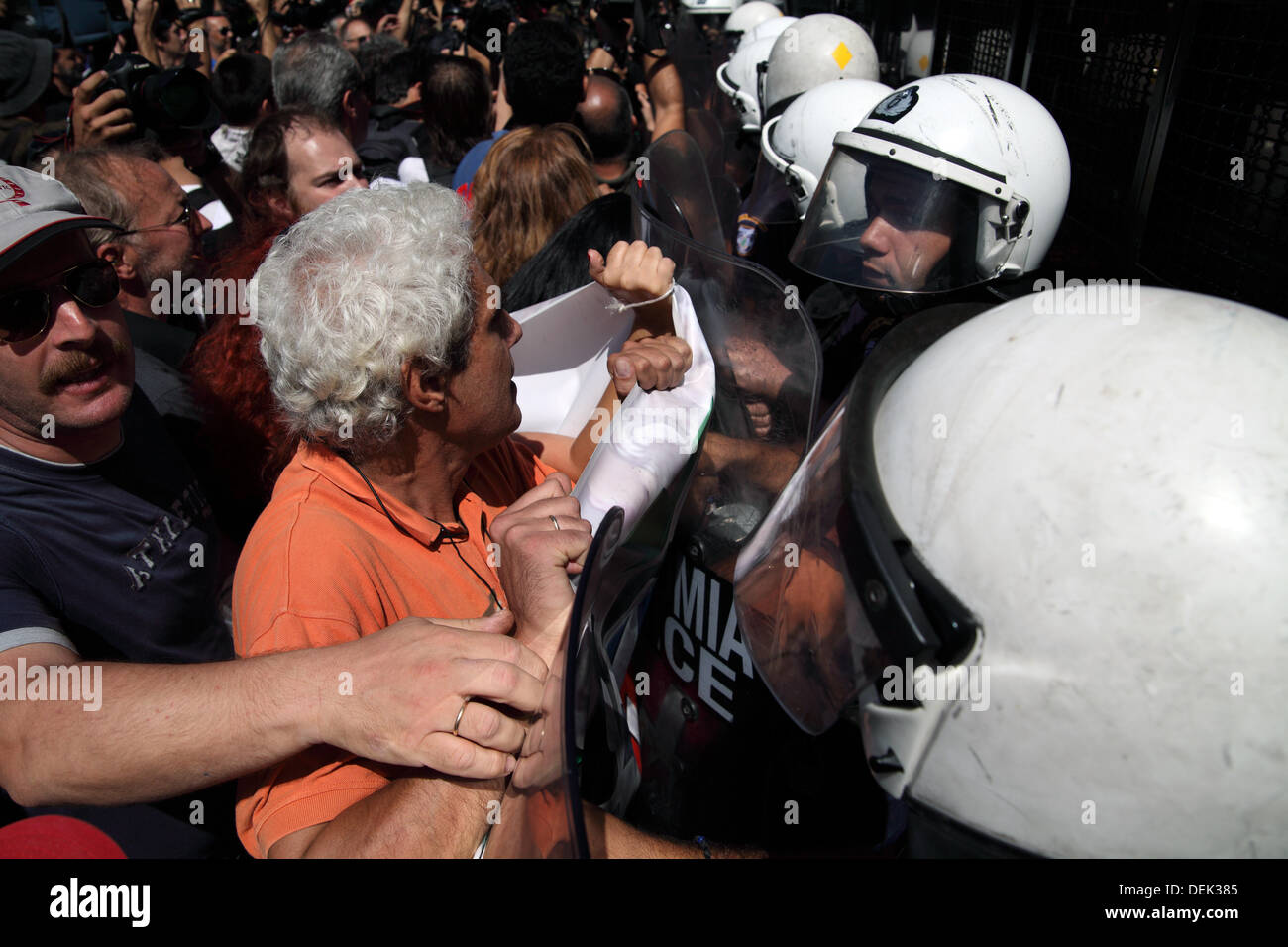 Athènes, Grèce. 18 sept., 2013. Les enseignants grecs face à la police anti-émeute lors de manifestation à Athènes. Dpa : Crédit photo alliance/Alamy Live News Banque D'Images