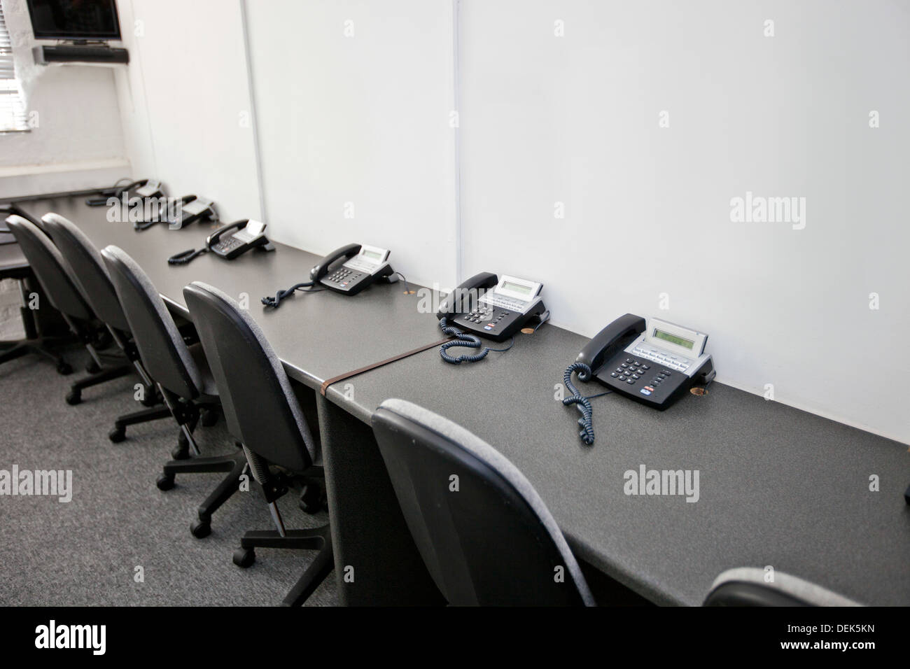 Station de télévision téléphones fixes chaises Banque D'Images