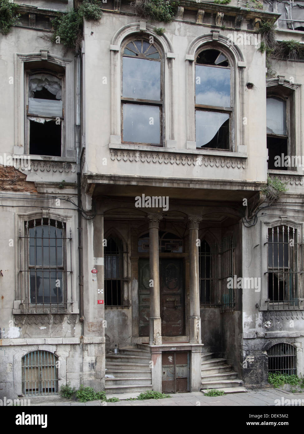 Istanbul, Kumkapi, Mimar Hayrettin Mahallesi, baufälliges Bürgerhaus Banque D'Images