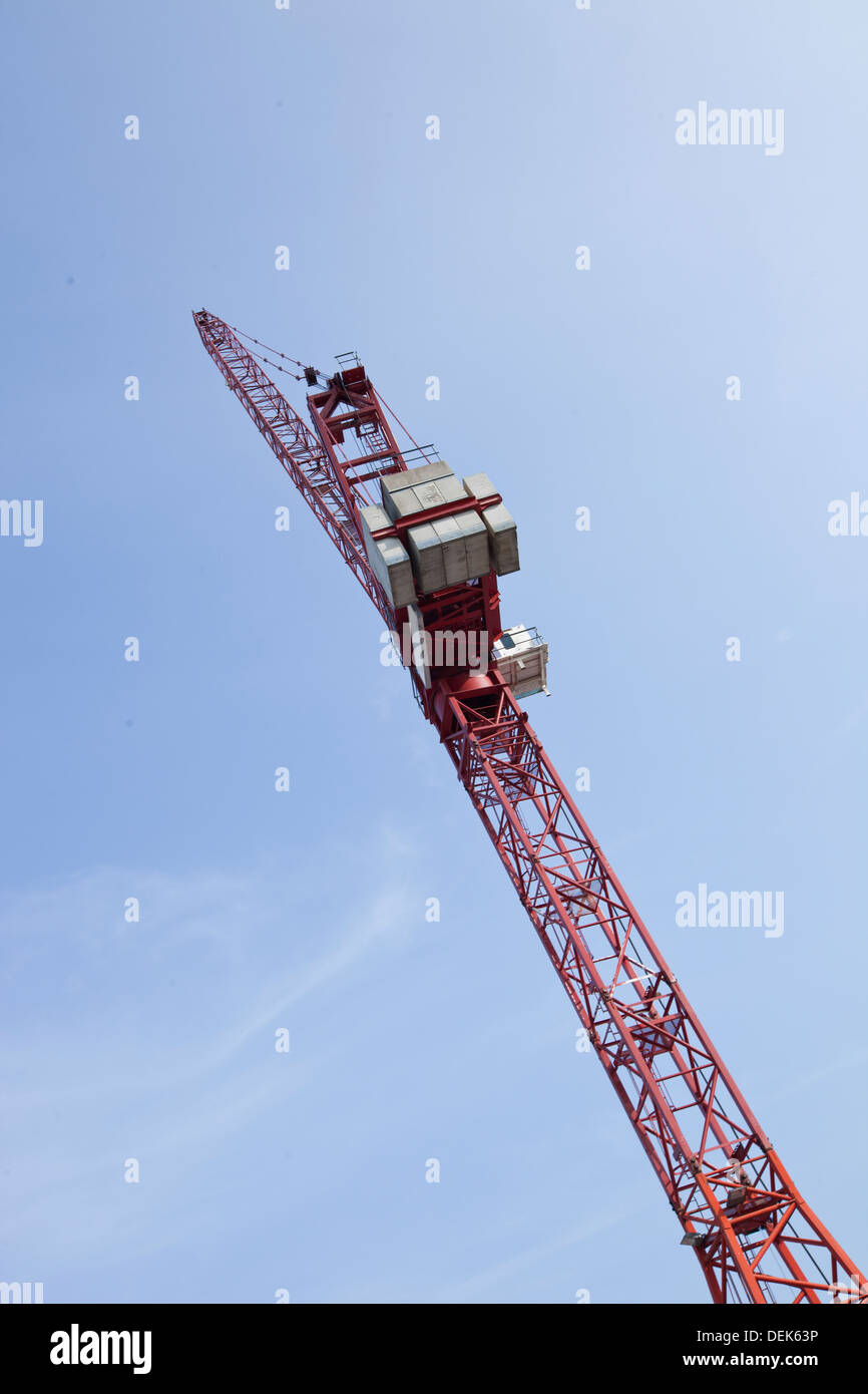 Low angle view construction crane against sky Banque D'Images Low angle view construction crane against sky Banque D'Images