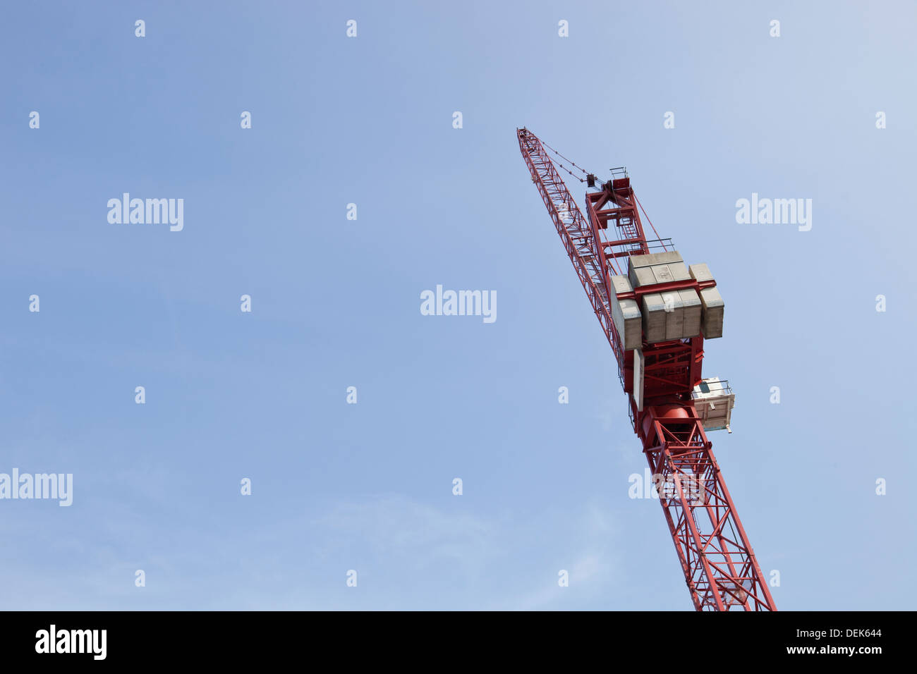 Low angle view crane against sky Banque D'Images Low angle view crane against sky Banque D'Images