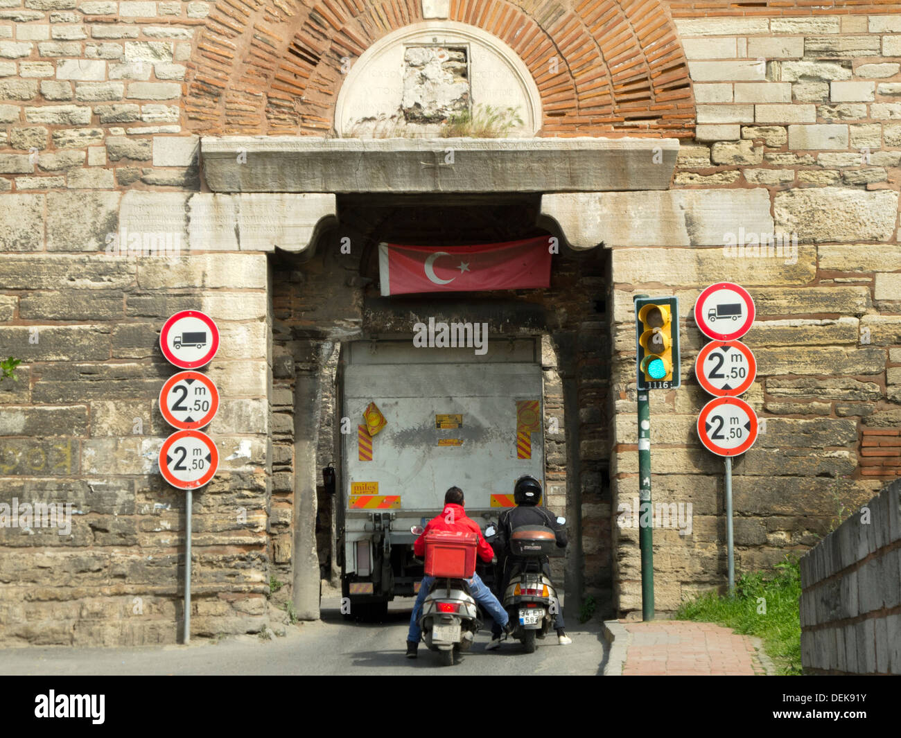 Istanbul, Mevlanakapi, Mevlana Stadttor dans der Mauer, Theodosianischen LKW passen kaum hindurch Banque D'Images