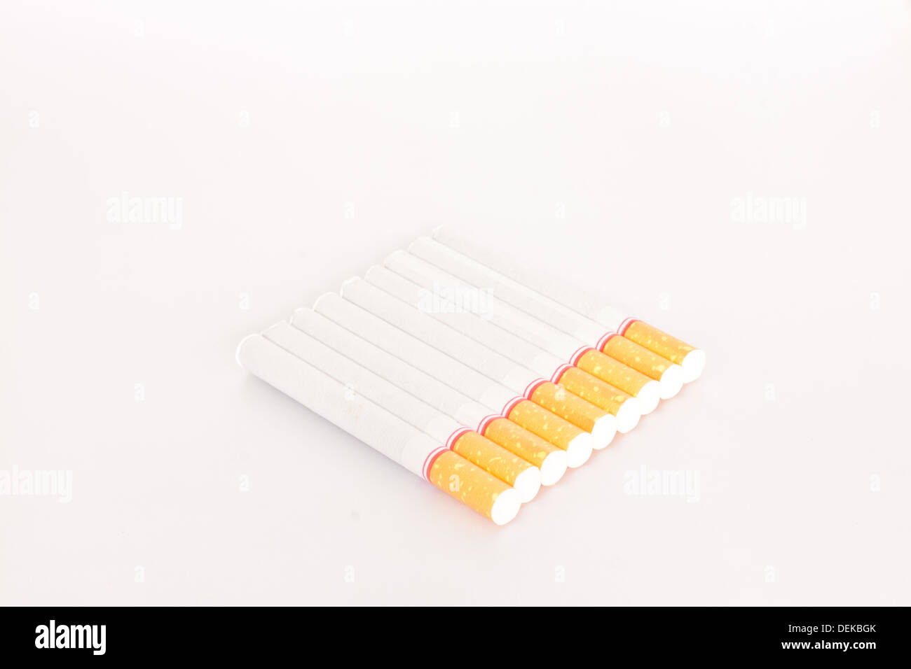 Cigarettes sur papier blanc Banque D'Images