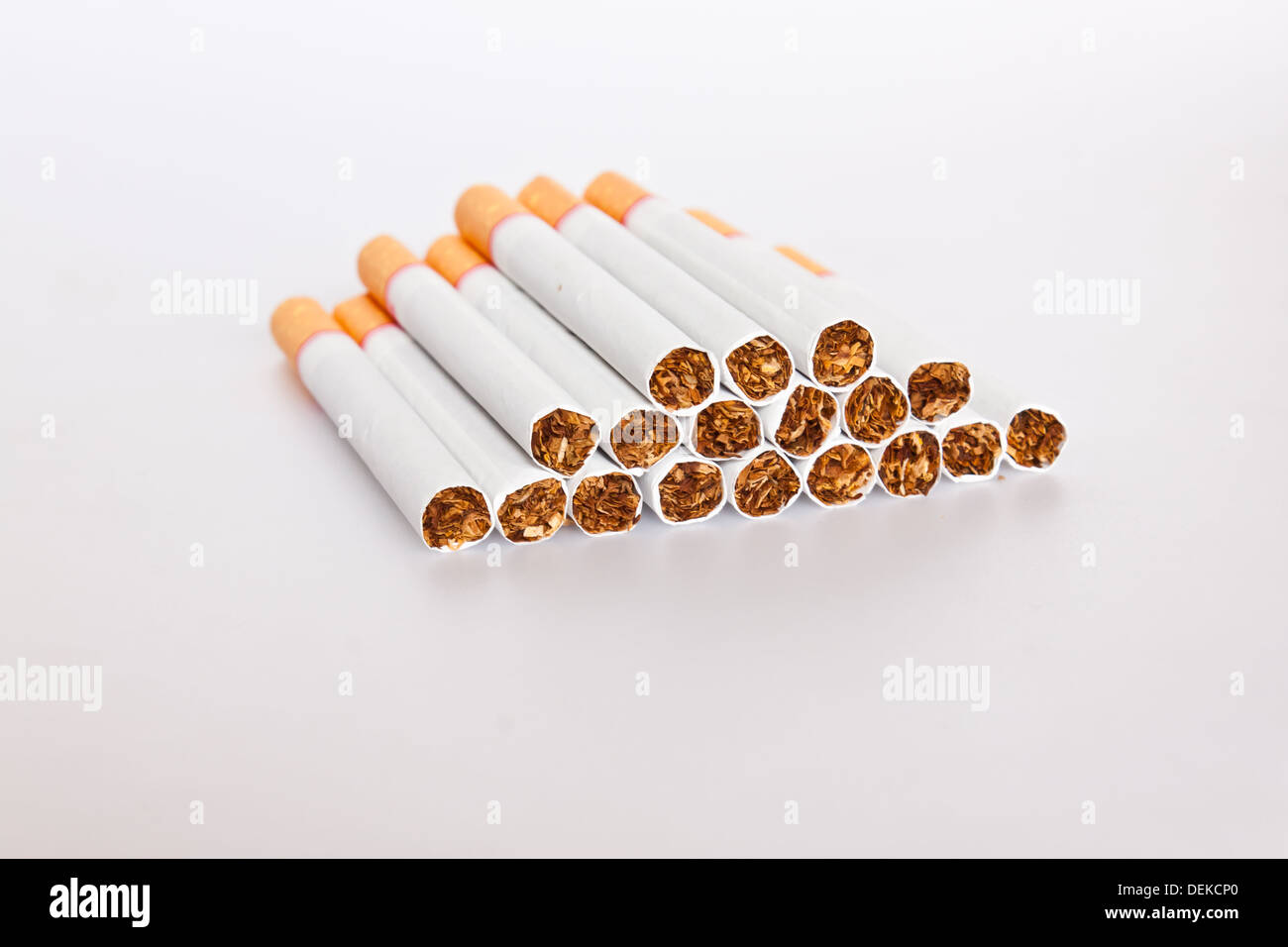 Cigarettes sur papier blanc Banque D'Images