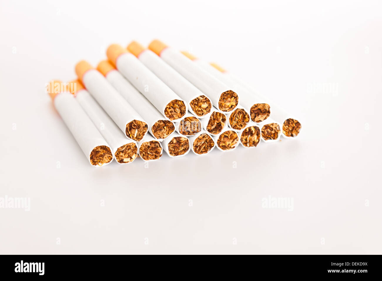 Cigarettes sur papier blanc Banque D'Images