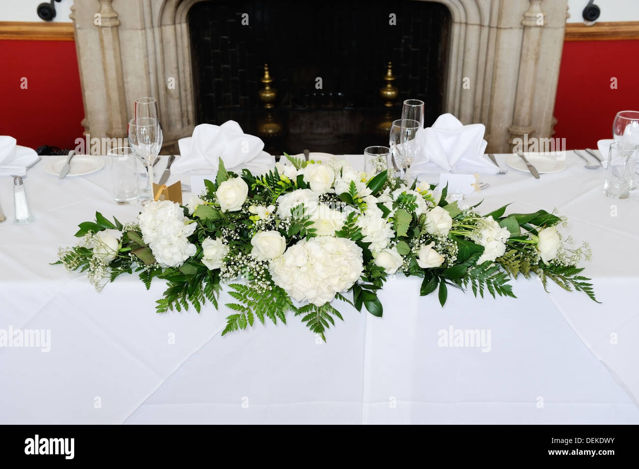 Arrangement floral de fleurs blanches à réception de mariage Banque D'Images
