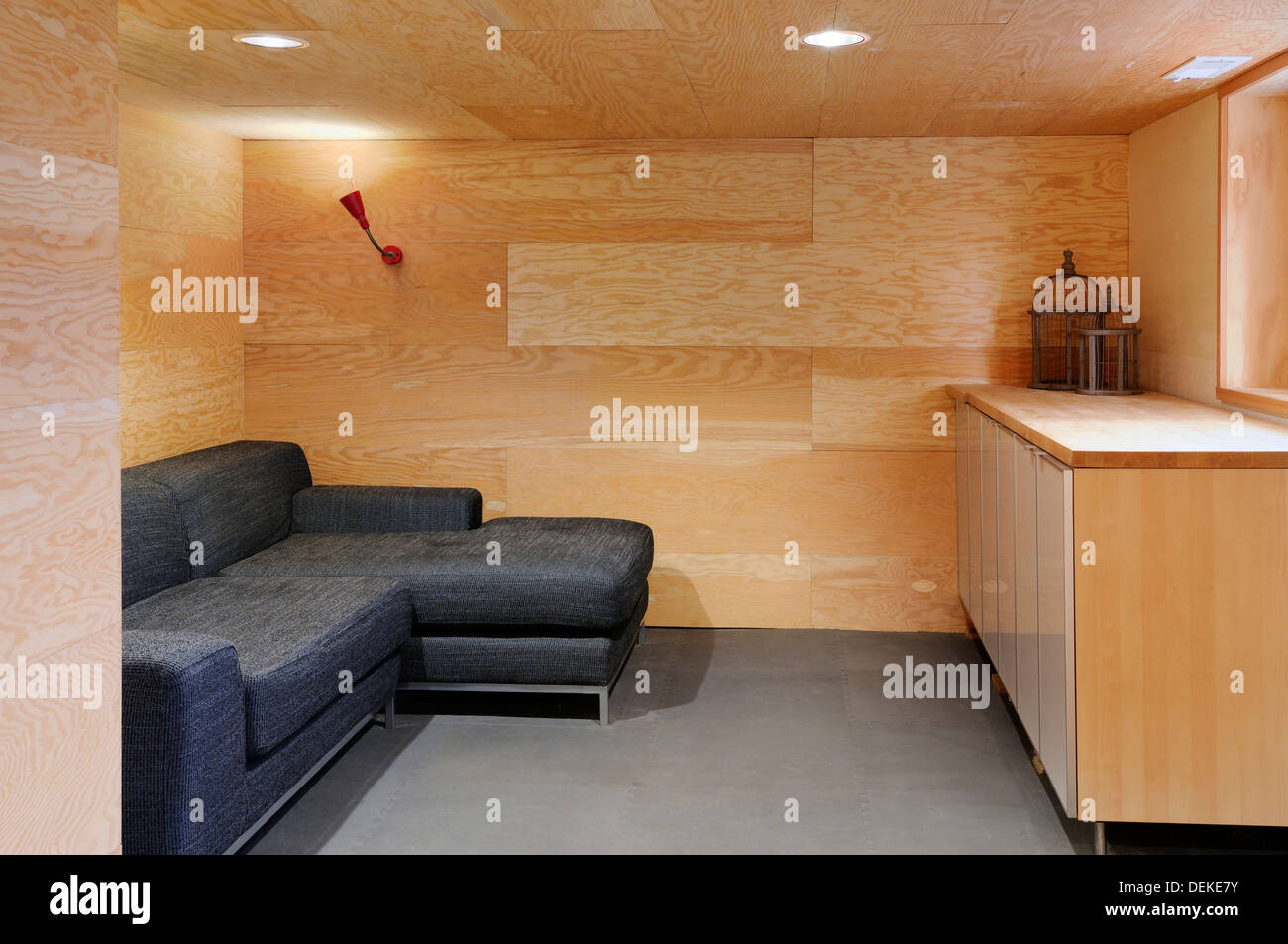 Canapé en lambris de bois artisan moderne salle de séjour Photo Stock -  Alamy