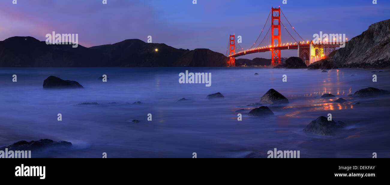 Golden Gate Bridge après le coucher du soleil panorama avec les nuages et l'eau bleu rouge Banque D'Images