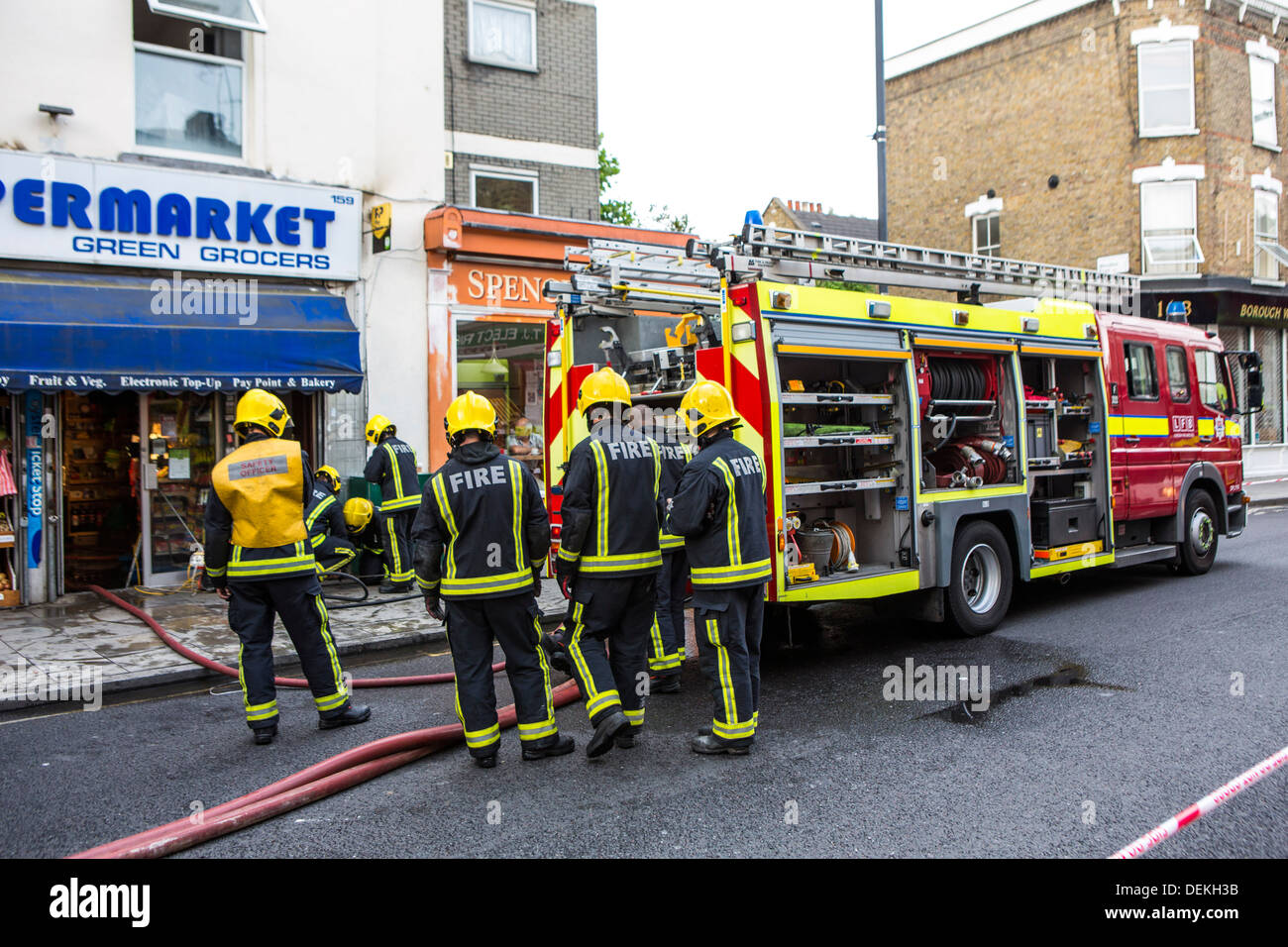 Les services d'urgence Les pompiers du London Fire Brigade répondre à une urgence à Stoke Newington, Londres. Banque D'Images