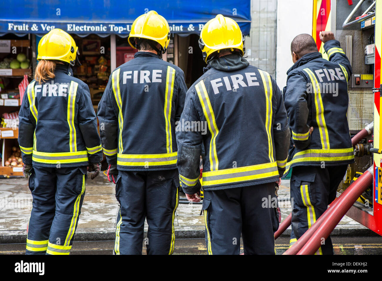 Les services d'urgence Les pompiers du London Fire Brigade répondre à une urgence à Stoke Newington, Londres. Banque D'Images