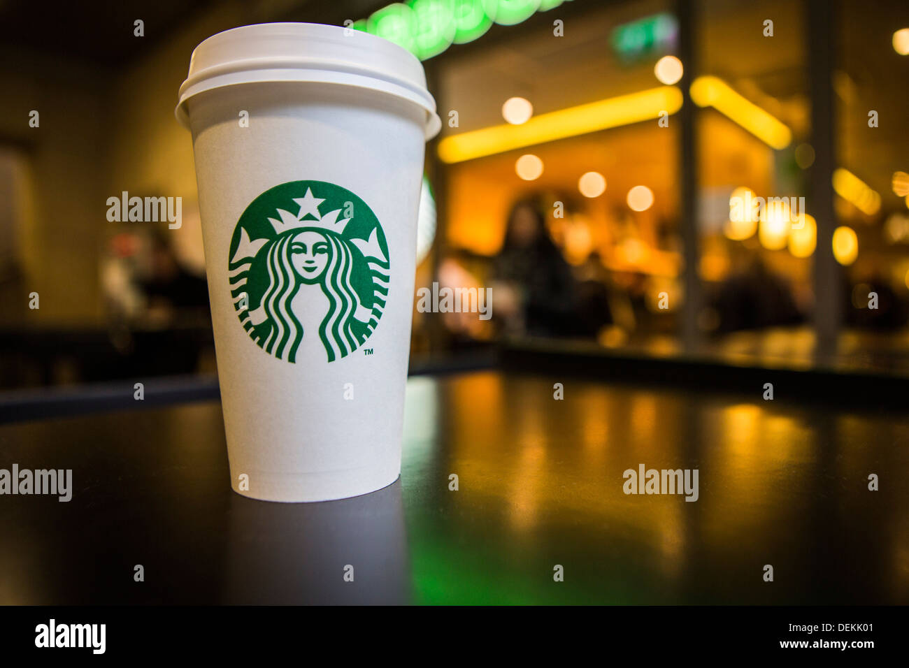 Une tasse de café Starbucks assise sur une table à l'extérieur de l'entreprise Starbucks coffee shop, Canary Wharf. Londres, Royaume-Uni. Banque D'Images