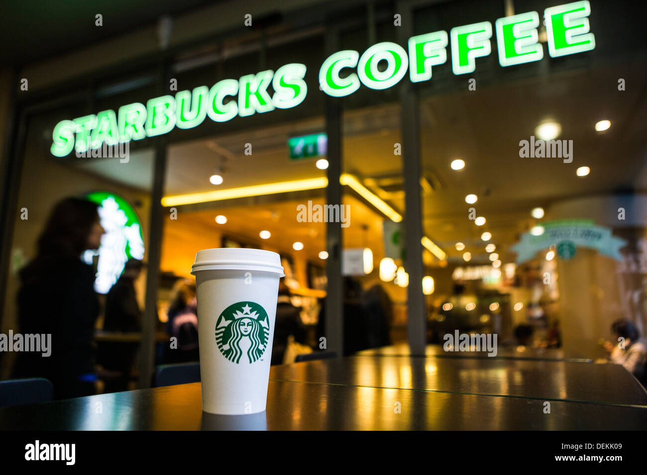 Une tasse de café Starbucks assise sur une table à l'extérieur de l'entreprise Starbucks coffee shop, Canary Wharf. Londres, Royaume-Uni. Banque D'Images