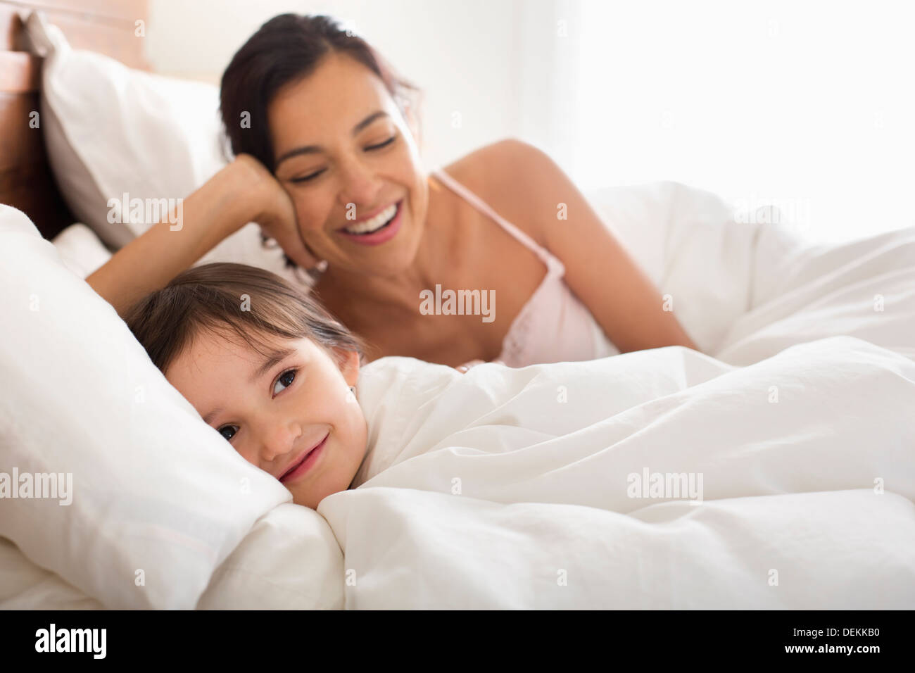 Mère et fille dans le lit de pose Banque D'Images