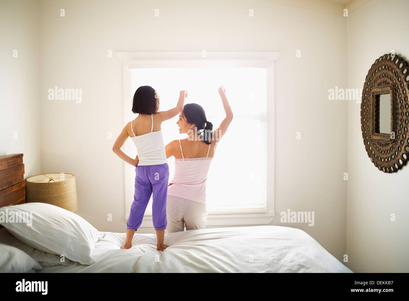 Mère et fille jouer on bed Banque D'Images