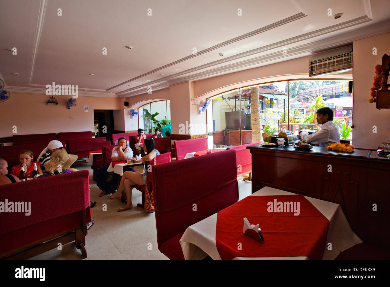 Les touristes dans un restaurant, Sagar Kinara Bar & Restaurant, Colva, Sud de Goa, Goa, Inde Banque D'Images