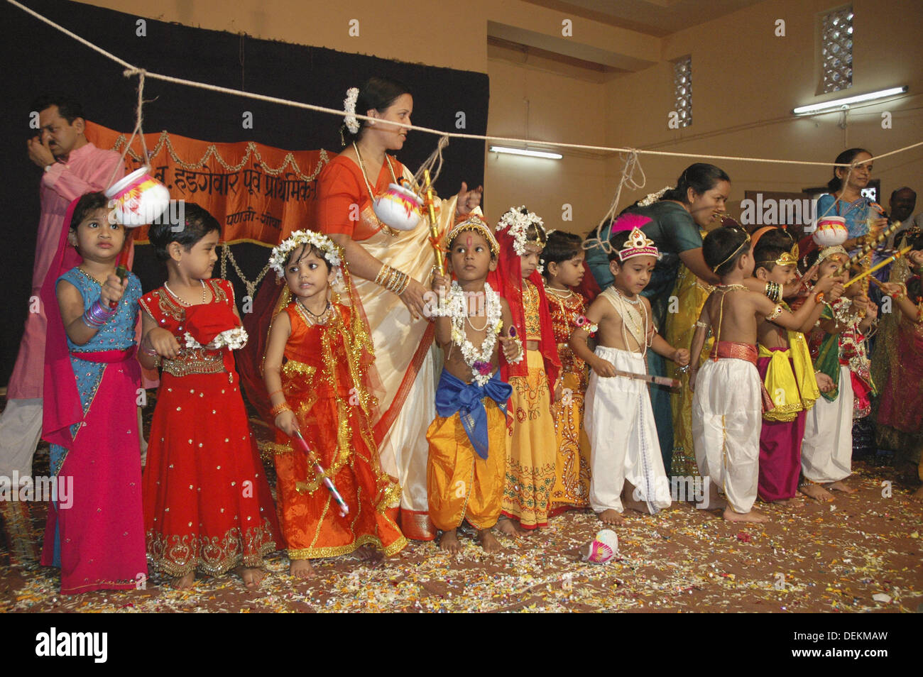 Panjim Goa Inde les enfants en v tements traditionnels pendant