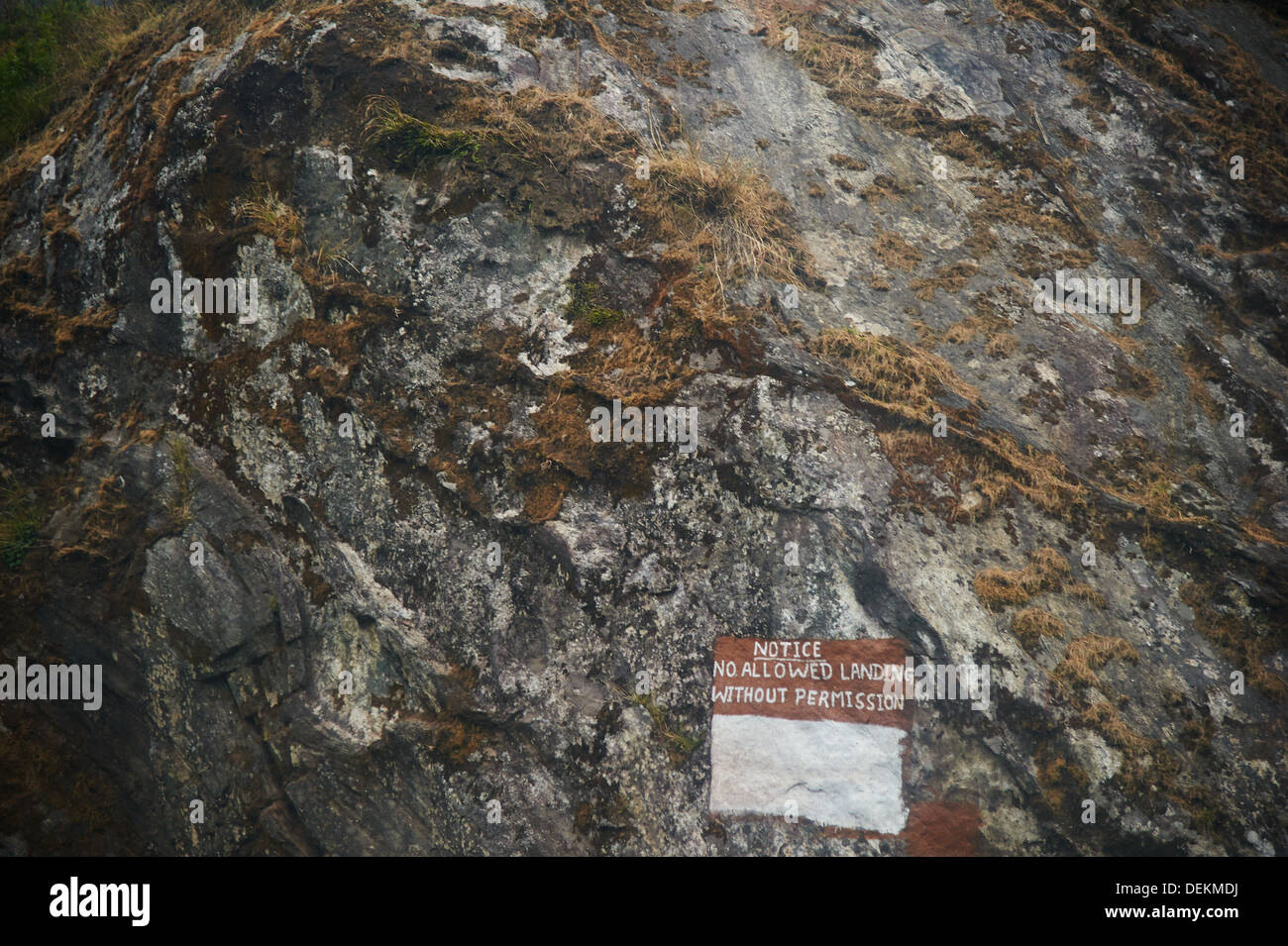 Un signe peint sur à un rocher par une section locale sur leur domaine sur un plateau dans l'Himalaya, près de Phakding Népal Banque D'Images