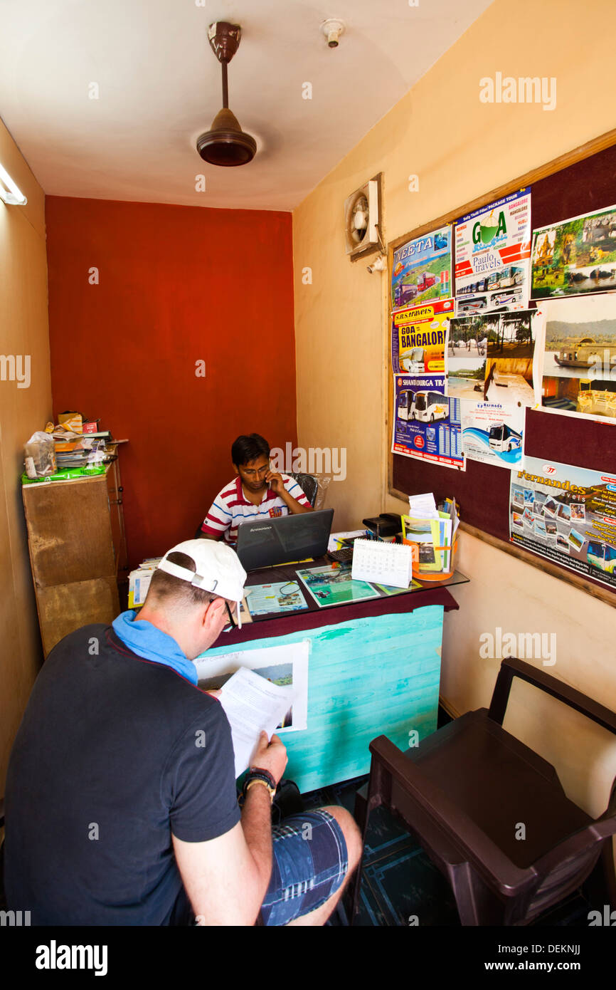 Man reading a brochure en l'office de Tour Planner, Goa Tours Planner, Calangute, North Goa, Goa, Inde Banque D'Images