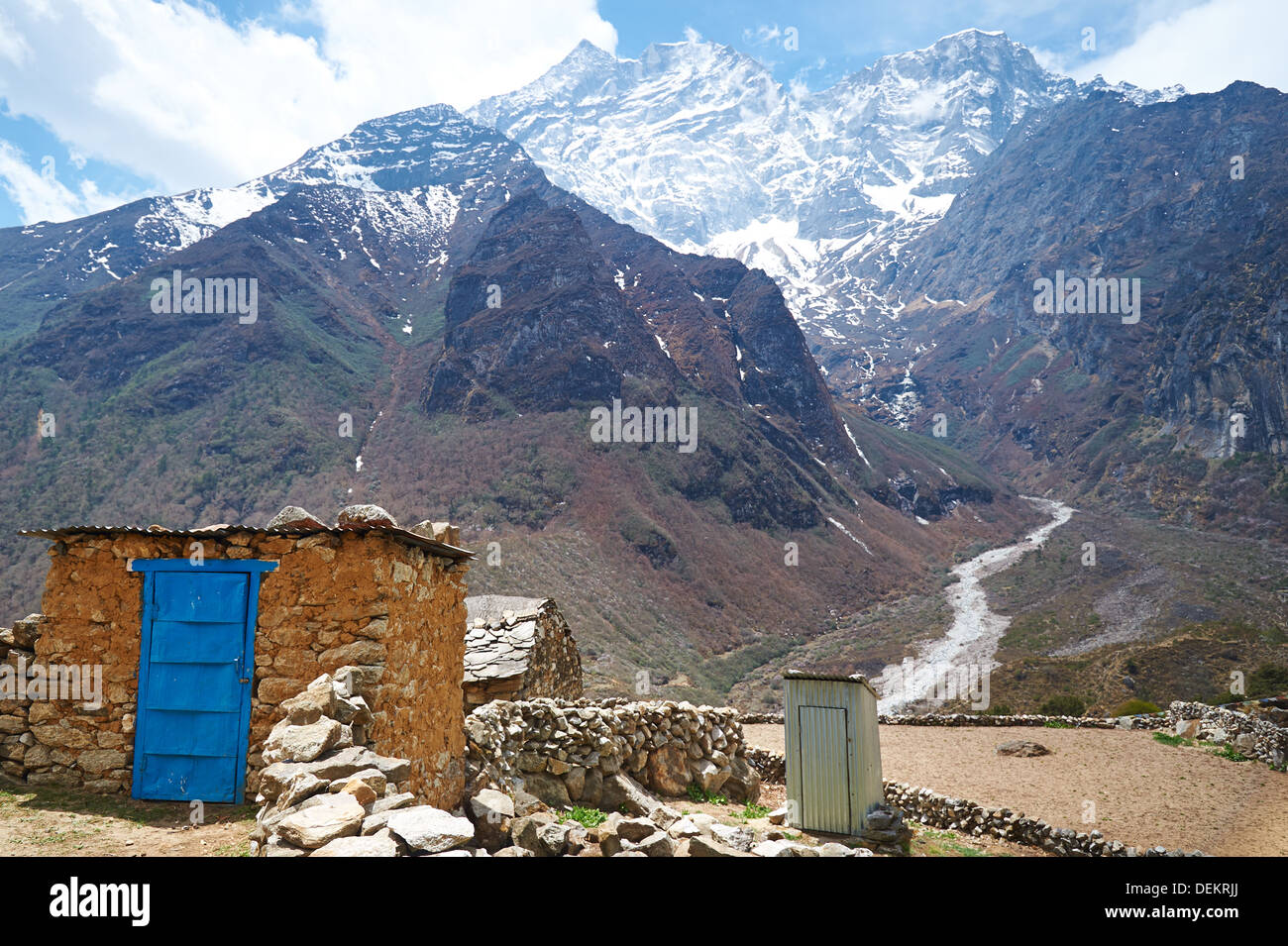 En route de Namche Bazar à Thame sur les 3 hauts cols de l'Everest Trek au Népal- en dehors de toilettes avec vue Banque D'Images En route de Namche Bazar à Thame sur les 3 hauts cols de l'Everest Trek au Népal- en dehors de toilettes avec vue Banque D'Images